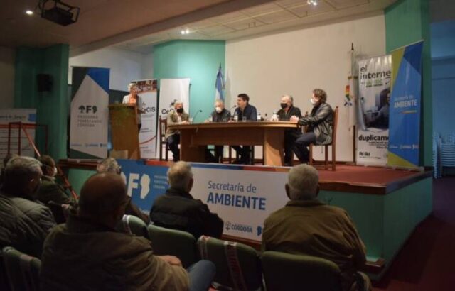 Ambiente entregó 1.800 árboles para forestar clubes y barrios de Río Tercero