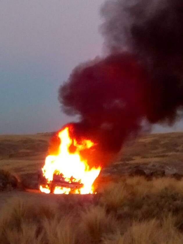 Una camioneta se quemó completamente cerca de Los Vallecitos -La Ola Digital