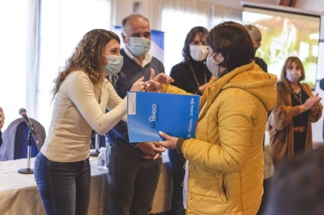 otorgó 24 escrituras sociales y gratuitas a vecinos-La Ola Digital