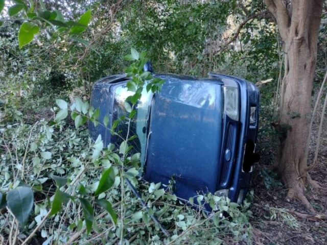 Un Ford Galaxy despistó y se dio vuelta en Embalse-La Ola Digital