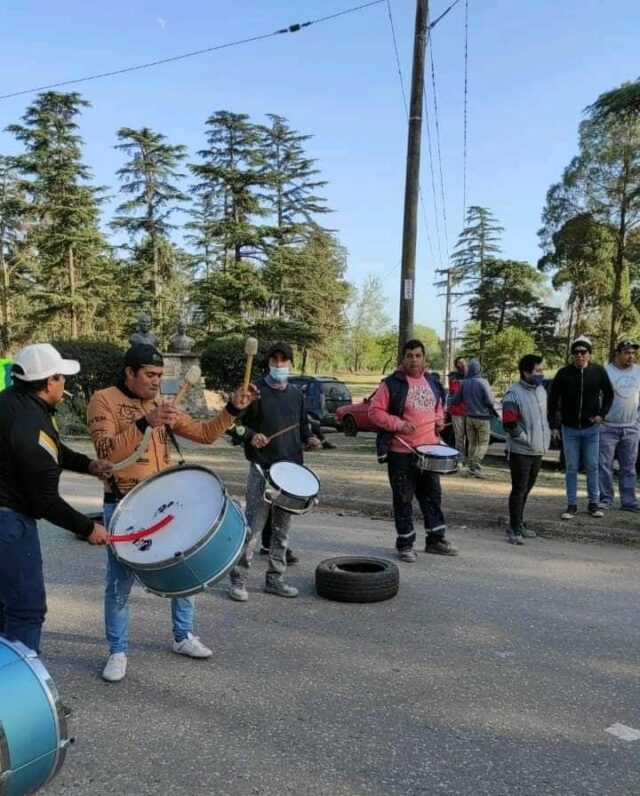Nuevamente cortaron media calzada en una manifestación laboral en Embalse-La Ola Digital
