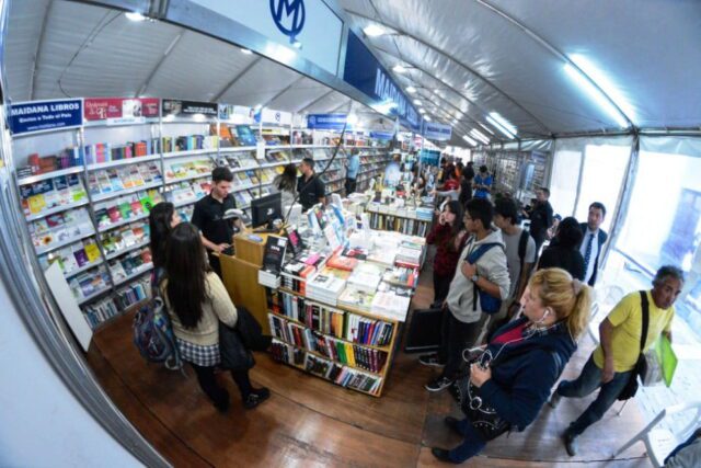 La agenda de actividades de la Agencia Córdoba Cultura propone distintos eventos para disfrutar de los artistas locales. Las actividades presenciales se realizan con protocolos. La propuestas virtuales, a través de las redes sociales de la ACC. En la agenda de actividades semanales se destacan la 35° edición de la Feria del Libro Córdoba, el primer Festival de Cine Cordobés (FECICO) y el concierto que la Banda Sinfónica de la Provincia de Córdoba ofrece por el Día del Respeto a la Diversidad Cultural. La Feria del Libro se desarrolla del 1 al 11 de octubre en formato virtual y presencial. En su faceta virtual, las propuestas incluyen presentaciones de autores, entrevistas, charlas, exposiciones, conversatorios y talleres para un amplio abanico de públicos. Las actividades presenciales proponen un recorrido por diferentes circuitos librerías de la ciudad y actividades en el Cabildo y espacios culturales provinciales. Este circuito se complementa con una feria de librerías locales emplazada en la Plaza de la Intendencia – Gran Manzana. En total, habrá alrededor de 300 propuestas gratuitas (180 serán presenciales y 90 virtuales). La grilla completa de actividades organizadas por la Agencia Córdoba Cultura puede consultarse aquí. Cine cordobés En paralelo, el Polo Audiovisual Córdoba organiza el primer Festival de Cine Cordobés (FECICO), con más de 20 títulos realizados en la provincia que tuvieron recorrido local, nacional e internacional. La programación, que se proyectará en salas de toda la provincia, iniciará en el interior y finalizará en Córdoba Capital. El jueves la primera sede será San Francisco, donde se proyectará, en carácter de estreno nacional, la película Sangre Vurdalak de Santiago Fernández Calvete. La función será en el Cine Radar a las 20.30. El viernes a las 20 en la sala Molise – Las Tipas de Jesús María se proyectará La noche más larga, de Moroco Colman. El sábado en Eter Cine 3D de Villa Dolores a las 20.30 se presenta Bandido de Luciano Juncos. Las tres presentaciones se películas contarán con la participación de actores y directores. El festival se desarrollará hasta principios de noviembre. En concierto El viernes, a las 20, la Banda Sinfónica de la Provincia ofrecerá un concierto por el Día del Respeto a la Diversidad Cultural en el Teatro del Libertador General San Martín bajo la batuta del director invitado Pablo Almada. El repertorio está integrado por obras de compositores de Argentina, Perú, Colombia, Brasil, Ecuador y Estados Unidos tales como Danza sinfónica n° 3, Fiesta de Clifton Williams, Danzas del búfalo de Robert W. Smith, Rapsodia peruana de Luis Enrique Vargas y Amor en Saldán del compositor y arreglador cordobés Teodoro castro, entre otras.