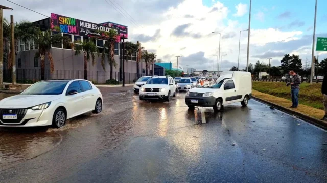 Accidente vehicular y caos por la lluvia