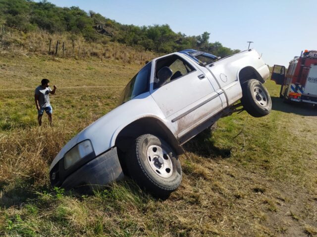 Una camioneta desbarrancó en Embalse y acabó en una alcantarilla-La Ola Digital