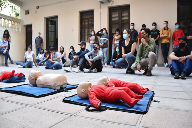 Capacitan a adolescentes en primeros auxilios -RCP-
