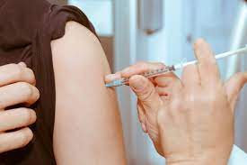 El esquema de vacunación completa casi 2,5 millones de personas vacunadas con la segunda dosis. Hasta el lunes se inocularon 5.601.013 vacunas. Casi 2,5 millones personas recibieron la segunda dosis y completaron el esquema de vacunación contra el coronavirus en Córdoba, lo que representa el 67% del total de la población, informaron este martes fuentes oficiales. La información suministrada por el Ministerio de Salud provincial, que detalló que hasta el lunes se inocularon 5.601.013 vacunas, de las cuales 2.425.635 correspondieron a la segunda aplicación. Con respecto a los principales indicadores epidemiológicos de la provincia, desde el inicio de la pandemia se reportaron 520.549 casos positivos de Covid-19 y 7.059 fallecimientos por esa patología viral. Desde hace 13 días no se notifican decesos, y en cuanto a la variante Delta, son 544 las personas diagnosticas con esa cepa. Sobre las personas recuperadas, las estadísticas reportaron que la proporción de altas en relación con el total de casos confirmados en la provincia es de 99%.