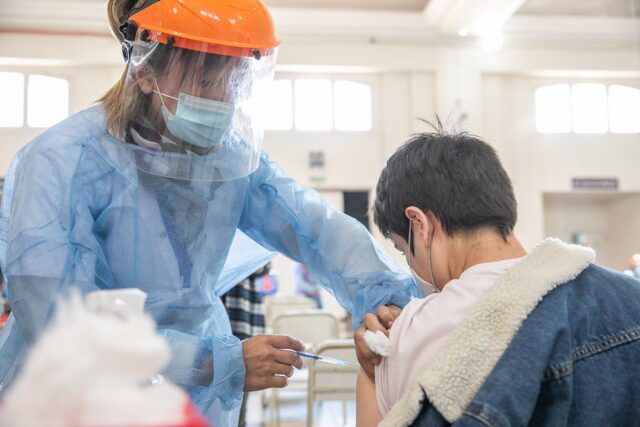 Covid-19: menores de 17 podrán vacunarse con primeras dosis sin turno previo