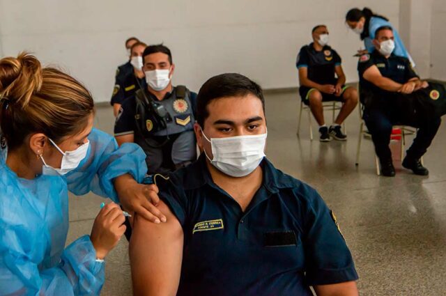 Covid-19: aplican dosis de refuerzo a personal de seguridad y educación