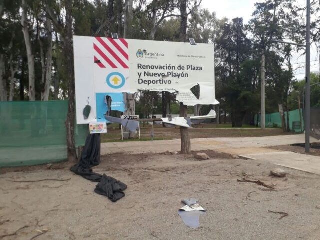 Destrozos a cartelerías, señaléticas y daños en obras en Villa Ciudad Parque-La Ola Digital