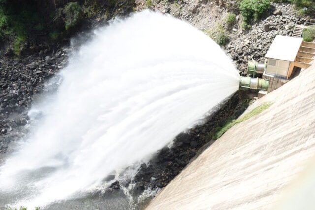 Abrieron una de las válvulas del dique San Roque