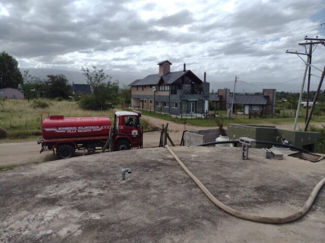 Los bomberos de Villa Yacanto trabajan arduamente para abastecer de agua al pueblo-La Ola Digital