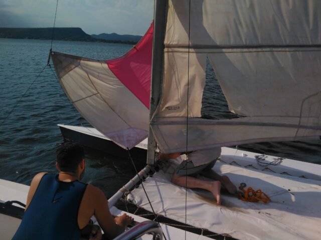 Embalse: un catamarán volcó por la tormenta y debieron rescatar a sus tripulantes-La Ola Digital