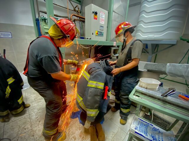 Un operario quedó atrapado en un sinfín de una máquina y debió ser rescatado-La Ola Digital