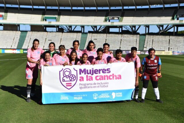 Por más mujeres en el ámbito del fútbol-La Ola Digital