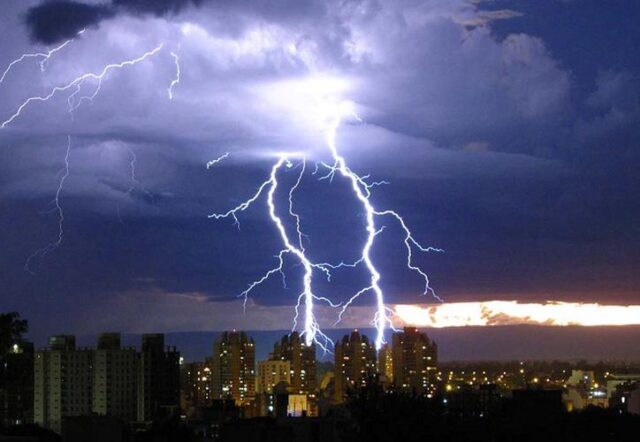 Hay alertas amarilla y naranja para la zona centro del país-La Ola Digital