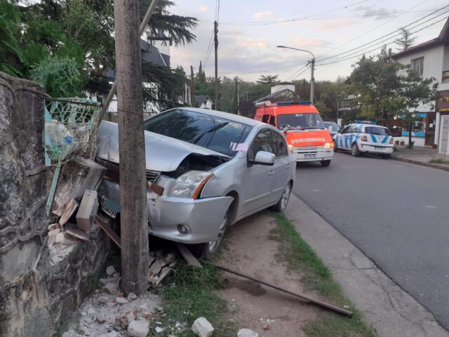 Un auto chocó contra un poste de luz y un medidor en Villa General Belgrano-La Ola Digital