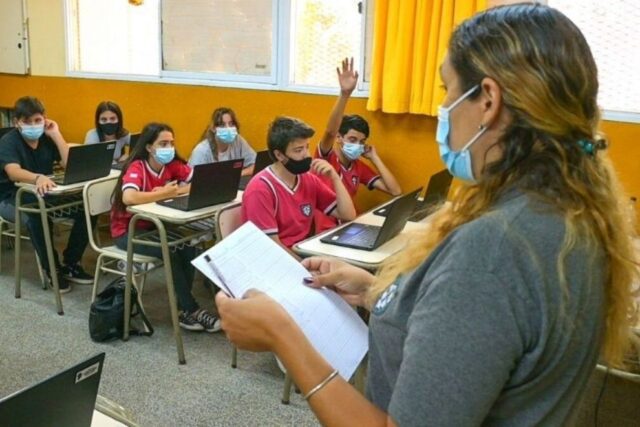 Docentes de nivel secundario ya pueden inscribirse en la LOM 2023