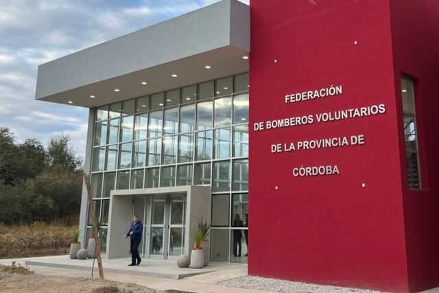 En el Día Nacional del Bombero, la Provincia entregó $20 millones a la Federación Cordobesa-La Ola Digital