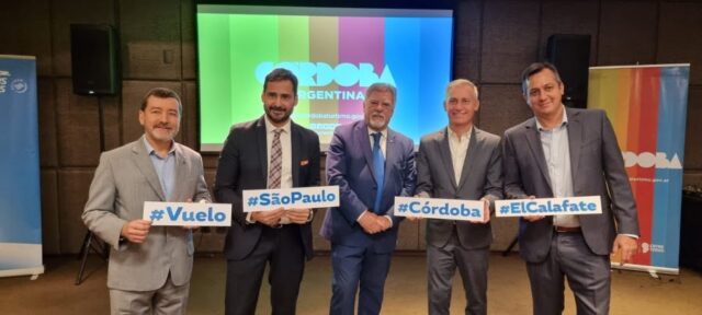 La presentación del destino Córdoba se realizó ante más de 50 agencias de viajes y medios de prensa del país brasilero. En el marco del nuevo vuelo de Aerolíneas Argentinas, que conecta directamente Córdoba con San Pablo (BR) con una extensión a El Calafate, la Agencia Córdoba Turismo (ACT) llevó a cabo una acción promocional presentando el destino ante más de 50 agencias de viajes y medios de prensa del país brasilero. La delegación encabezada por el presidente y el director de promoción de la ACT, Esteban Avilés y Alejandro Lastra, presentó el destino Córdoba haciendo foco en el amplio abanico de recursos naturales, paisajísticos y arquitectónicos, infraestructura, conectividad aérea y terrestre, calendario de eventos, turismo idiomático y de reuniones que tiene la provincia. “Como siempre trabaja la Agencia Córdoba Turismo. Conformamos una delegación de trabajo integrada por el sector público y privado. Es muy importante esta acción comercial que promociona el vuelo ante agencias de viajes, instituciones y gobiernos tanto de San Pablo como de diferentes lugares turísticos de Brasil”, detalló Avilés. El titular de la cartera provincial de turismo destacó que «Córdoba, a raíz de este nuevo vuelo ha despertado mucho interés en los operadores turísticos, que no sólo nos han hecho comentarios positivos sino que han demostrado estar dispuestos a comercializar fuertemente nuestro destino«. En el evento estuvieron presentes el gerente comercial de Aerolíneas Argentinas en Brasil, Iván Cadahia; el presidente de la Cámara de Turismo de la Provincia de Córdoba, José González; el secretario de turismo de El Calafate, Alexis Simunovic, quien también realizó la presentación del destino. Por parte del Consulado, participaron la secretaria Verónica Cooke; y el responsable del sector de Turismo, y Sebastián Rodríguez. Sobre el nuevo vuelo La conexión hará la ruta San Pablo – Córdoba – Calafate los días lunes y viernes, saliendo de San Pablo el lunes a las 8:30, llegando a Córdoba a las 11:35, y partiendo a Calafate a las 13:05. En tanto que los viernes saldrá de San Pablo a las 10:30, llegará a Córdoba a las 13:35, partiendo a Calafate a las 15:05. El vuelo se hará con Boeing 737-800 y significa un gran paso para la reactivación del hub Córdoba, luego de haber sufrido el impacto de la pandemia. De esta forma, el Aeropuerto Internacional Córdoba Ingeniero Taravella vuelve a ser puerta de entrada al país para turistas y viajeros que provengan de San Pablo.
