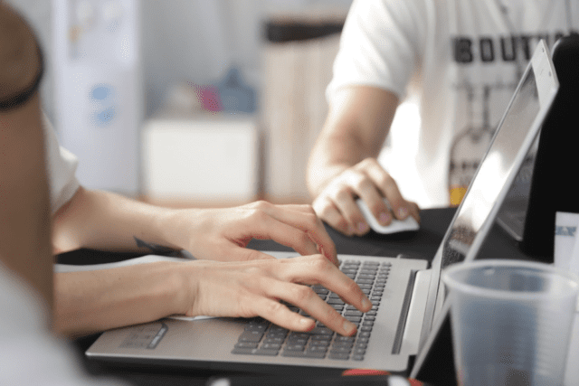 Creció el empleo juvenil y el acceso a Internet en Córdoba