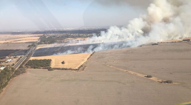 Incendio en Unquillo: trabajan 8 dotaciones de bomberos, el ETAC y 3 aviones hidrantes-La Ola Digital