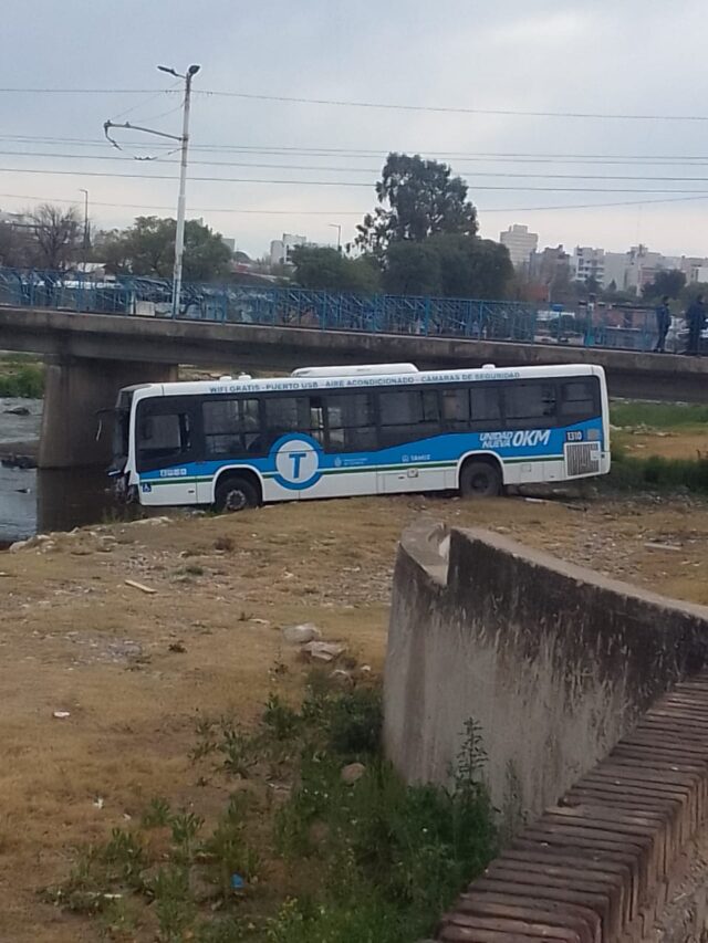 Grave accidente en Córdoba Capital: tras un impacto, un trolebús cayó al río-La Ola Digital