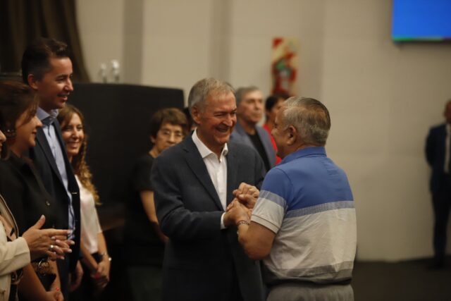 Schiaretti entregó los primeros 500 créditos del Banco de la Gente-La Ola Digital