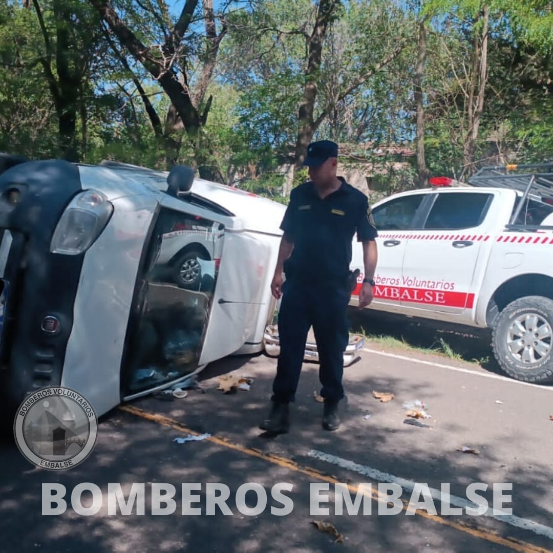 Un vehículo que transportaba alimentos volcó en cercanías a La Cruz-La Ola Digital
