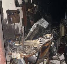 El hecho ocurrió en Villa Corina durante la madrugada de este jueves. Dos personas fueron asistidas por emergencias. En la madrugada de este jueves, un incendio en el barrio Villa Corina generó daño total en un depósito en el que se hallaban televisores en desuso. Fuentes policiales indicaron que la División Bomberos de esta fuerza arribó cerca de las cinco de la madrugada por José de Arredondo al 2100 donde, por causas que se tratan de establecer, se desarrollaba el importante siniestro. Al lograr sofocar la combustión en el inmueble, informaron que se constató daño total. Asimismo, un servicio de emergencias que arribó por el lugar, asistió a los propietarios, un hombre de 70 años y una mujer de 69, que requirieron control clínico. Fuente: LNM