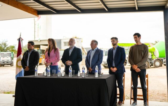 El Ministerio de Salud brinda recomendaciones a la población para prevenir intoxicaciones alimentarias durante Semana Santa, fecha en que aumenta el consumo de pescados y mariscos. En general, las intoxicaciones se producen a partir de la contaminación de los alimentos, a través de los recipientes o en su proceso de preparación, conservación (cadena de frío), manipulación y distribución. En este sentido, es importante tener en cuenta que los pescados y mariscos deben comprarse en lugares habilitados y que, al ser alimentos rápidamente perecederos, requieren una adecuada refrigeración. Aspectos a considerar para evitar intoxicaciones: Las pescaderías deben exhibir los productos refrigerados o cubiertos de hielo. El pescado fresco tiene las branquias rojas, las escamas bien adheridas al cuerpo y su carne debe ser firme, es decir, no debe ceder con la presión del dedo. Además, es muy importante observar los ojos, que deben ser saltones, esféricos y brillantes. No comprar ni consumir si los ojos están hundidos y las pupilas son grises. El olor a amoníaco es lo que indica el estado de descomposición del pescado. El pescado seco o salado no debe presentar manchas negras y su olor debe ser el característico. Los camarones y langostinos no deben presentar manchas en su superficie, olor desagradable o desprendimientos entre la cabeza y el tronco. Estos son signos de deterioro. Los productos de pesca deben estar bien cocidos y, después de ser preparados, deben ser consumidos lo antes posible. Los pescados pueden mantenerse por no más de uno o dos días en la heladera y hasta tres meses en el freezer. No descongelar y volver a congelar los pescados y mariscos. Al descongelarlos, no hacerlo a temperatura ambiente, sino dentro de la heladera o en microondas. También se deben tomar precauciones al momento de comprar alimentos enlatados y conservas: las latas no deben estar abolladas ni infladas, y en ellas debe ser visible toda la información nutricional, de registro y de vencimiento. Vale destacar que estos mismos datos deben corroborarse en los huevos de chocolate. En relación con los síntomas, los alimentos contaminados pueden provocar síntomas gastrointestinales como diarrea, vómitos o malestar general. Si aparecen, se recomienda no automedicarse y consultar al centro de salud más cercano.