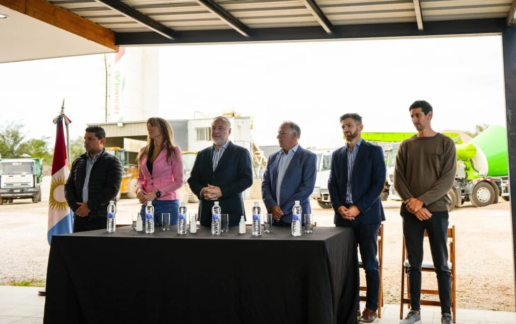 El Ministerio de Salud brinda recomendaciones a la población para prevenir intoxicaciones alimentarias durante Semana Santa, fecha en que aumenta el consumo de pescados y mariscos. En general, las intoxicaciones se producen a partir de la contaminación de los alimentos, a través de los recipientes o en su proceso de preparación, conservación (cadena de frío), manipulación y distribución. En este sentido, es importante tener en cuenta que los pescados y mariscos deben comprarse en lugares habilitados y que, al ser alimentos rápidamente perecederos, requieren una adecuada refrigeración. Aspectos a considerar para evitar intoxicaciones: Las pescaderías deben exhibir los productos refrigerados o cubiertos de hielo. El pescado fresco tiene las branquias rojas, las escamas bien adheridas al cuerpo y su carne debe ser firme, es decir, no debe ceder con la presión del dedo. Además, es muy importante observar los ojos, que deben ser saltones, esféricos y brillantes. No comprar ni consumir si los ojos están hundidos y las pupilas son grises. El olor a amoníaco es lo que indica el estado de descomposición del pescado. El pescado seco o salado no debe presentar manchas negras y su olor debe ser el característico. Los camarones y langostinos no deben presentar manchas en su superficie, olor desagradable o desprendimientos entre la cabeza y el tronco. Estos son signos de deterioro. Los productos de pesca deben estar bien cocidos y, después de ser preparados, deben ser consumidos lo antes posible. Los pescados pueden mantenerse por no más de uno o dos días en la heladera y hasta tres meses en el freezer. No descongelar y volver a congelar los pescados y mariscos. Al descongelarlos, no hacerlo a temperatura ambiente, sino dentro de la heladera o en microondas. También se deben tomar precauciones al momento de comprar alimentos enlatados y conservas: las latas no deben estar abolladas ni infladas, y en ellas debe ser visible toda la información nutricional, de registro y de vencimiento. Vale destacar que estos mismos datos deben corroborarse en los huevos de chocolate. En relación con los síntomas, los alimentos contaminados pueden provocar síntomas gastrointestinales como diarrea, vómitos o malestar general. Si aparecen, se recomienda no automedicarse y consultar al centro de salud más cercano.