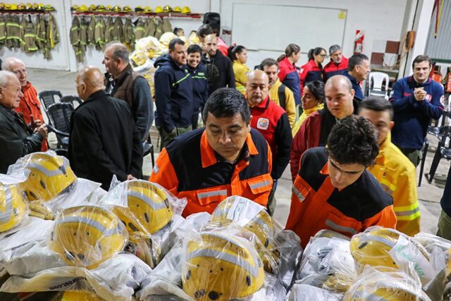Equipamiento forestal y de protección personal a bomberos