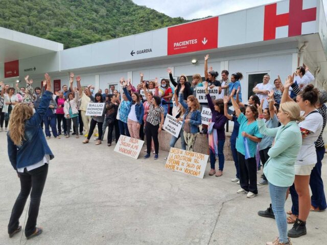 Abrazo simbólico al Hospital Regional Eva Perón-La Ola Digital