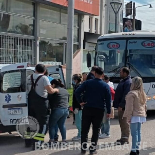 Una niña de 8 años fue embestida por un auto en Embalse-La Ola Digital