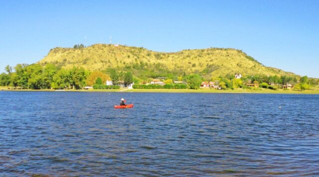 Tras una crisis nerviosa, una mujer se adentró con su auto en el lago de Villa del Dique-La Ola Digital