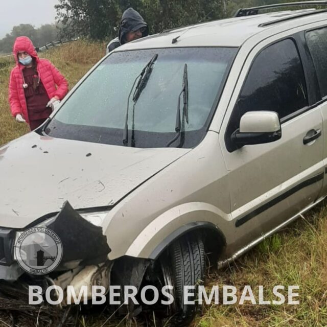 Despiste por agua acumulada sobre la calzada en Tercera Usina-La Ola Digital