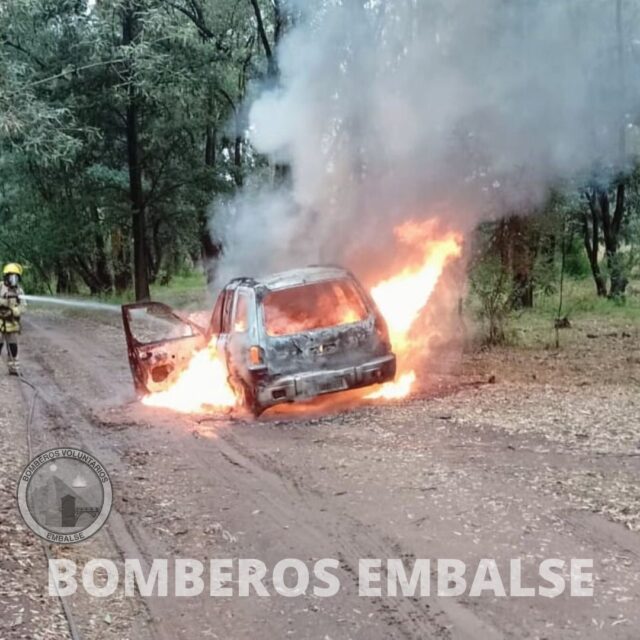 Un vehículo se incendió por completo en Embalse-La Ola Digital