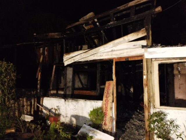 Una vivienda se incendió por completo en Villa Ciudad Parque-La Ola Digital