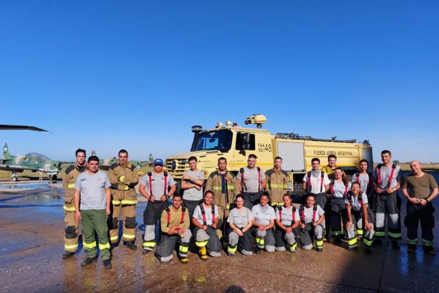 Continúan las formaciones en extinción de incendios y salvamento en aeronaves-La Ola Digital