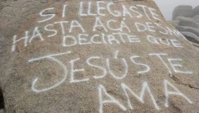 Tras las pintadas en piedras del Cerro Champaquí, la Secretaría de Ambiente las restauró-La Ola Digital