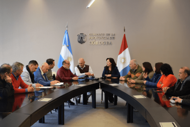 La Provincia acordó incrementos salariales con varios gremios estatales-La Ola Digital