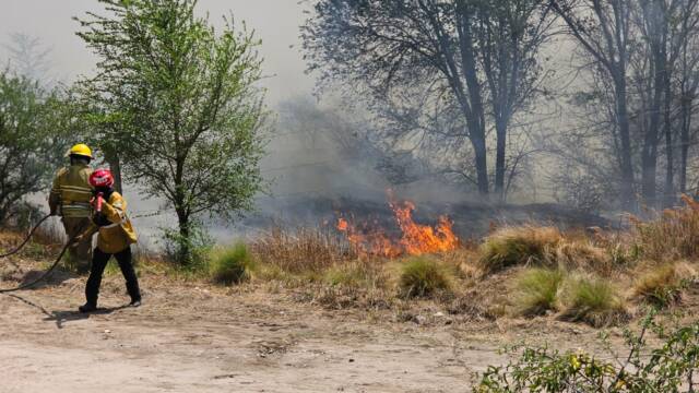 Bomberos contienen incendios en Traslasierra y trabajan en un foco activo en Athos Pampa-La Ola Digital