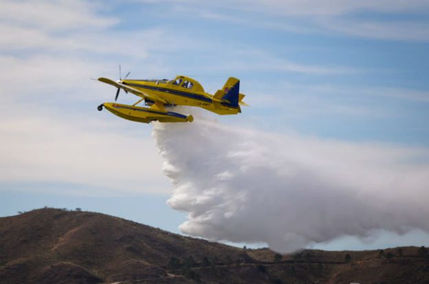 Bomberos y tres aviones hidrantes combaten un incendio en San Pedro Viejo-La Ola Digital