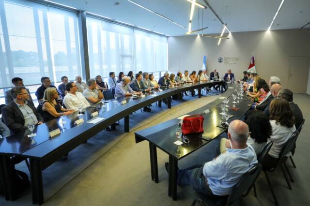 Llaryora se reunió con todos los directores de los hospitales provinciales-La Ola Digital