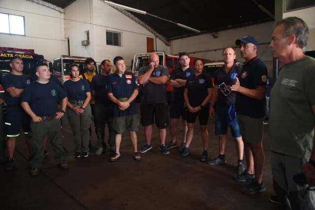 Cuatro calamuchitanos se suman a la lucha contra el fuego en Parque Nacional Los Alerces-La Ola Digital