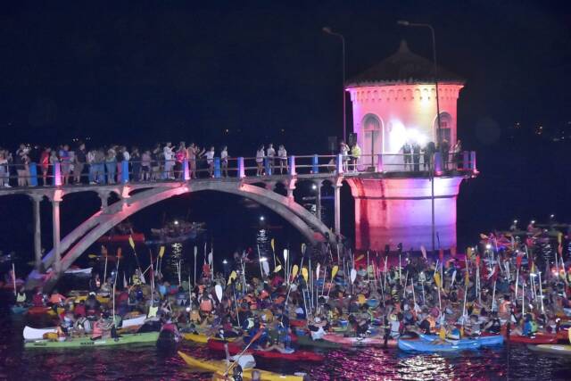 Con una gran convocatoria, se desarrolló la 9º Remada Nocturna en el lago de Embalse-La Ola Digital