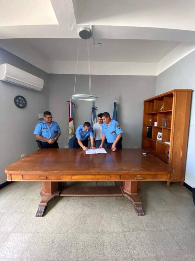 Los fondos son provenientes de la Municipalidad de Embalse para colaborar con la seguridad ciudadana. La Municipalidad de Embalse entregó a la Policía Departamental Calamuchita, fondos por el monto de un millón de pesos. El objetivo es colaborar con la institución policial, para reforzar la seguridad ciudadana. La entrega fue realizada por el Secretario de Gobierno Diego Ferreyra y recibieron los jefes de la unidad departamental.