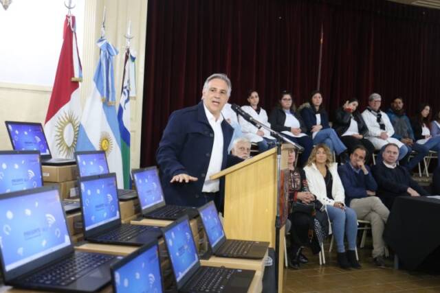 Institutos de Formación Docente reciben 12 mil netbooks