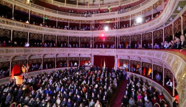 La Velada Patria en el Teatro Libertador fue encabezada por Llaryora y Passerini