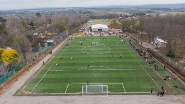 Villa Ciudad Parque ilumina su polideportivo